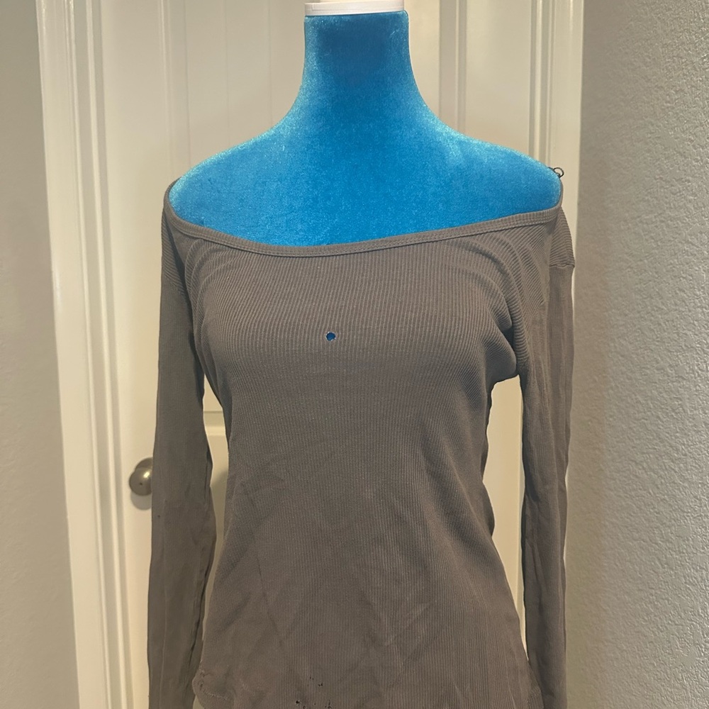 Women’s Gray Ribbed Off-Shoulder Long Sleeve Top – Distressed / Repair Project